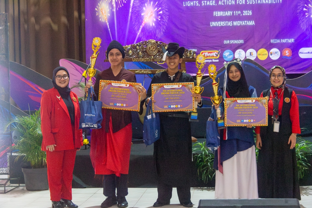 Penyerahan penghargaan kepada pemenang The International English Festival 2026